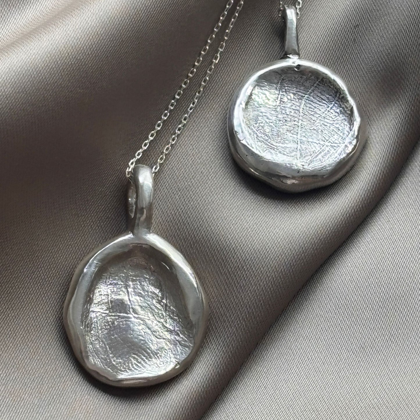 Luna — ronde vingerafdruk hanger in zilver