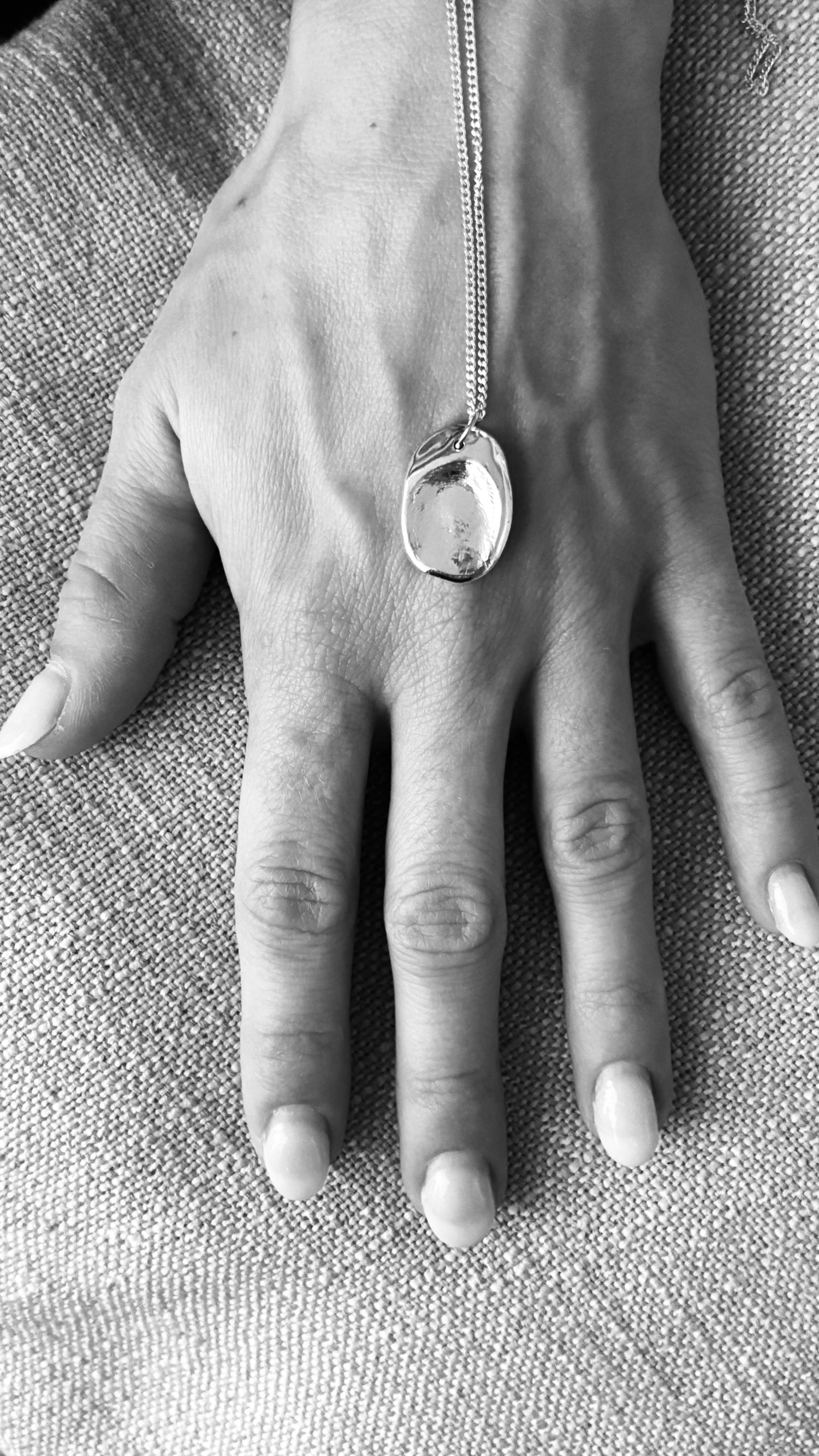 hanger aan ketting van 45 cm beide in zilver, hanger organische vorm, gemaakt met Embrace kit