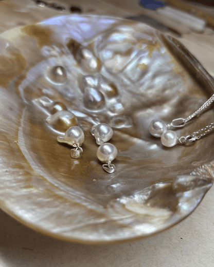 Schelp met unieke japanse parels met zilveren oog
